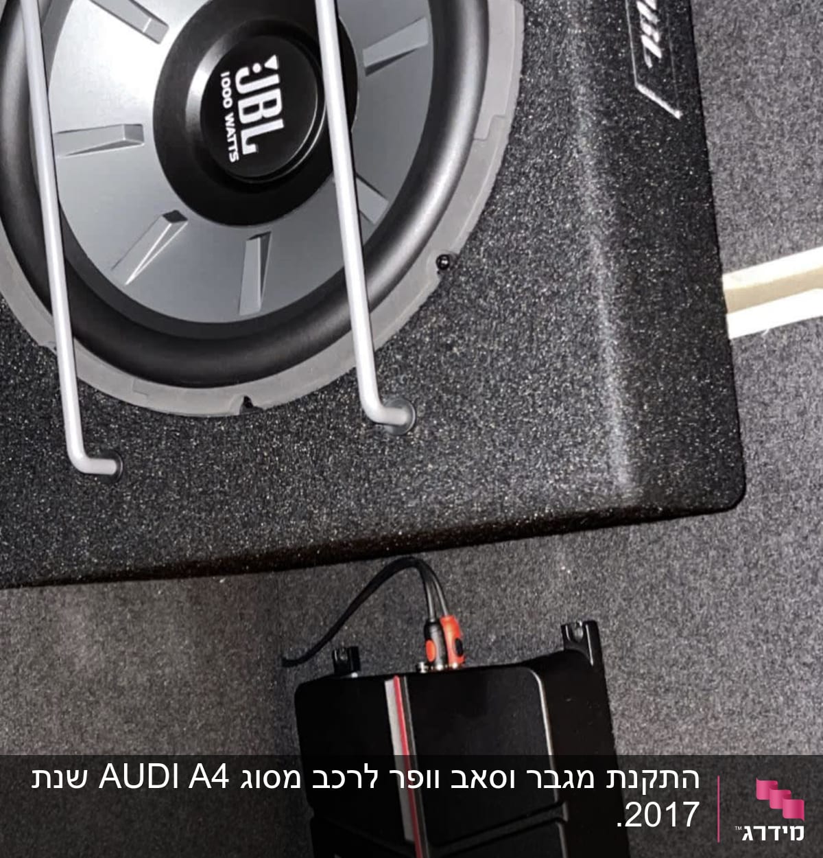 רמקול JBL ומגבר Pioneer בתא מטען של רכב